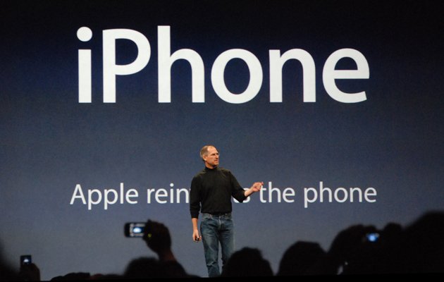 steve jobs presents iphone