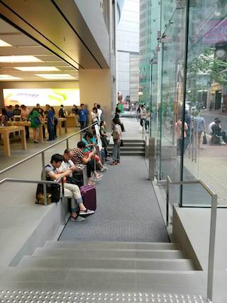 Apple Store cwb door
