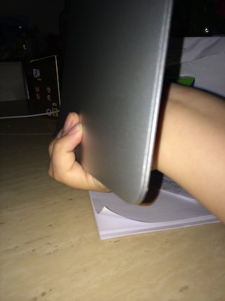 hold MacBook 3