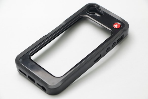 ▲ KLYP+機殼背面留有空位，讓人看到使用的是那一個顏色的iPhone，但減弱了手機保護。