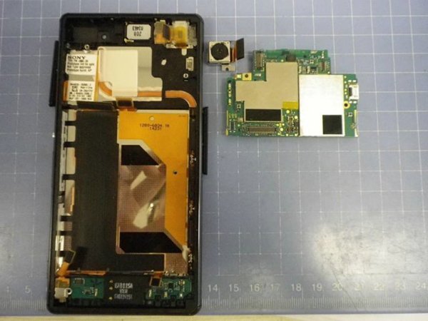 SONY Xperia Z3 的圖片曾被流出，顯示內部的電池和 SIM 卡的結構。