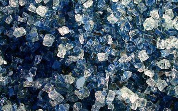 圖為藍寶石的晶體，相信下一年藍寶石將會十分短缺。