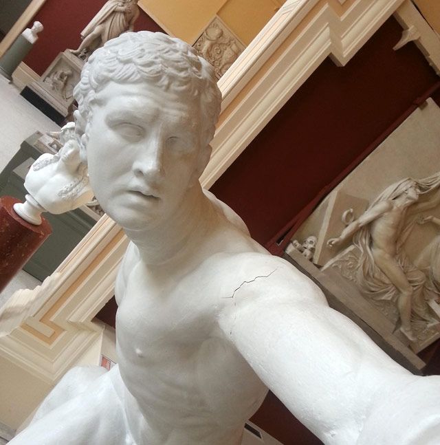 statue selfies1