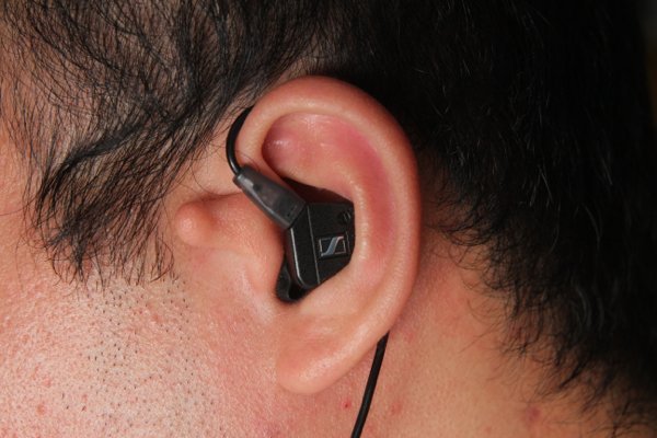 ▲耳機採用掛耳式設計，能減少耳機鬆脫。