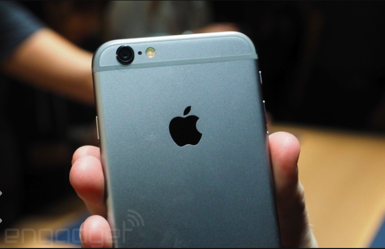 同時翻轉背面的相片，可以看到 iPhone 6 鏡頭是突出的。