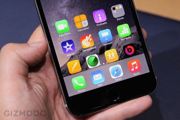 Gizmodo 發出的 iPhone6 Plus 圖片當中，也講到令圖示拉下的單手操作功能。