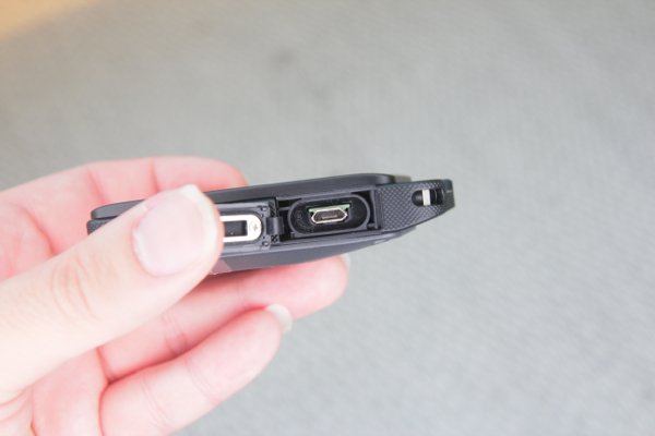 ▲和鏡頭部分一樣用Micro-USB充電。