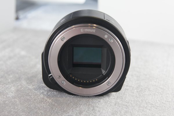 ▲QX1採用E-Mount，又可以用鏡頭轉換器使用其他 Mount 的鏡頭。