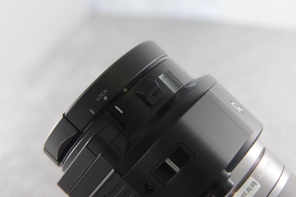 ▲機背的「接環」可以更換接駁專用 Sony 手機殼或新的多角度拍攝支架。