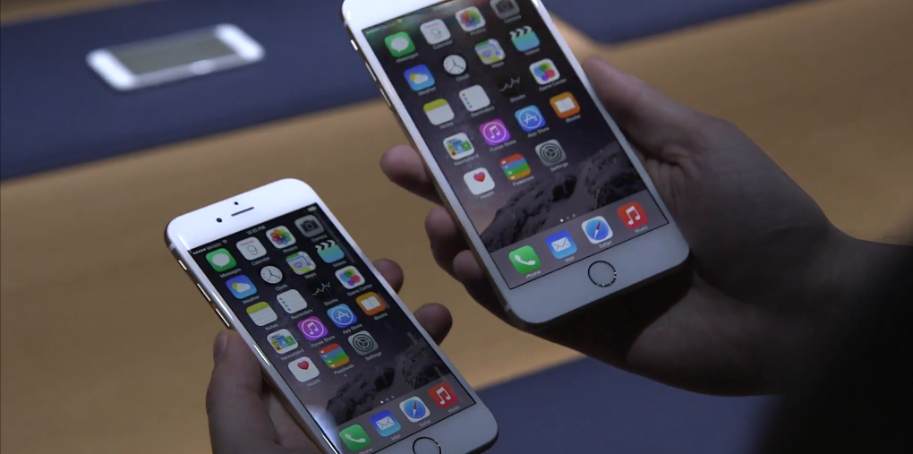 the Verge 放出的影片當中，可看見兩部 iPhone 6 也能一手操控。