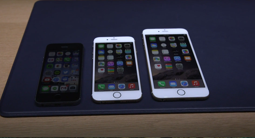 他們還拿出 iPhone5S 作比較，證明 iPhone 6 螢幕之大。