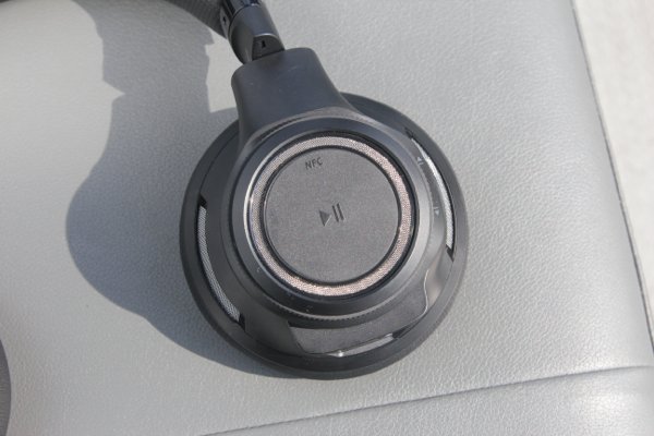 ▲左側耳機面是播放操作及 NFC 連接晶片。