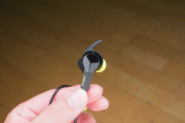 ▲耳機上有一個軟膠製的耳勾，即使在劇烈運動，仍可固定耳機在耳中。