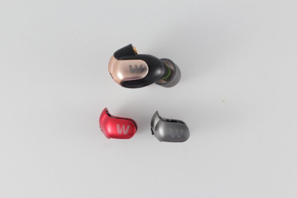 ▲隨耳機有三種顏色飾片以供更換。