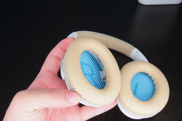 ▲厚厚的耳機綿配戴舒適外，也有隔絕外來噪音之效。