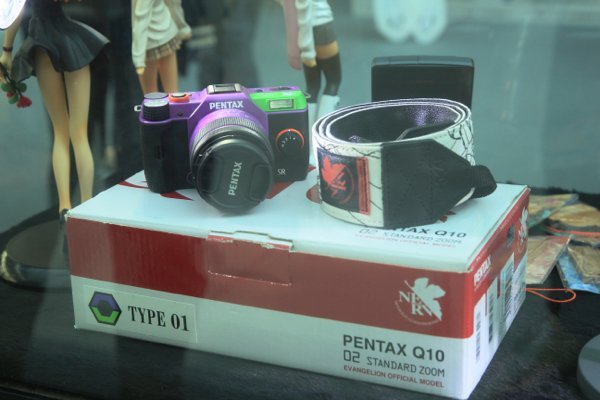▲早年 EVA 與 Pentax 合作的 Crossover 相機，原來有 EVA 的相機帶！！！
