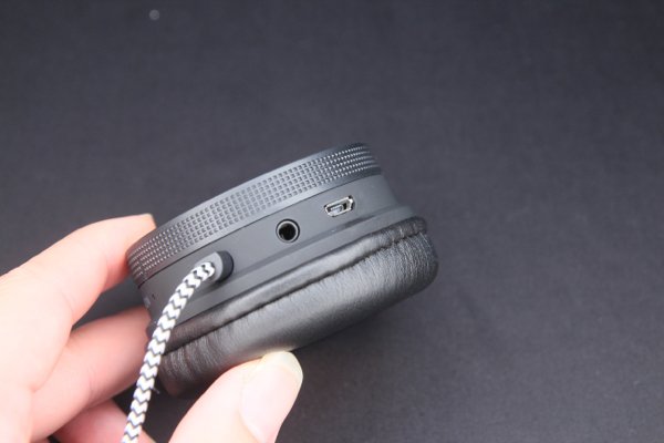 ▲喇叭上有 3.5mm 及Micro-USB 插口用於串聯及充電使用。