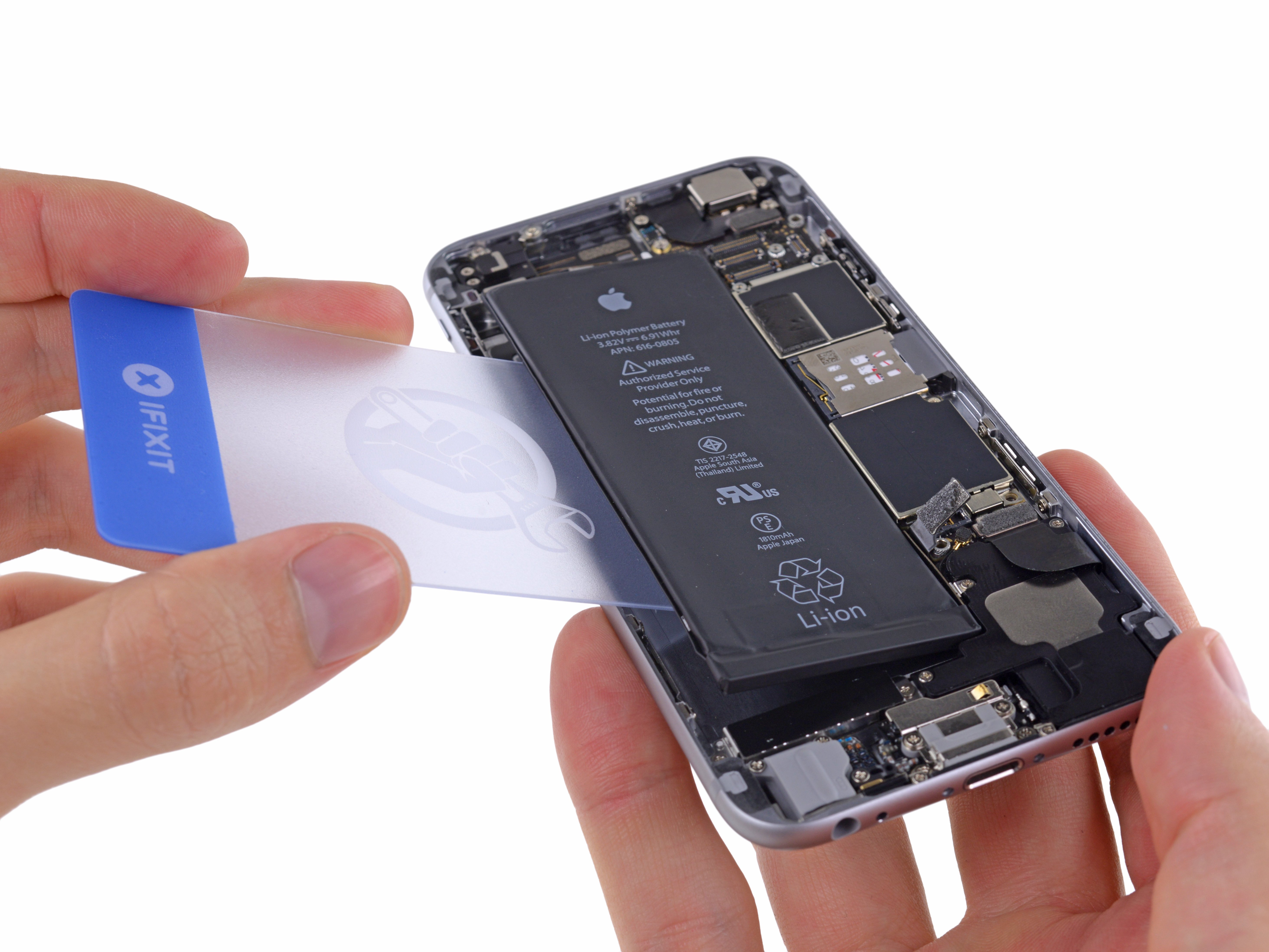 iFixit 的 iPhone 6 維修指南包羅萬有，最常見的電池問題當然不能放過了。