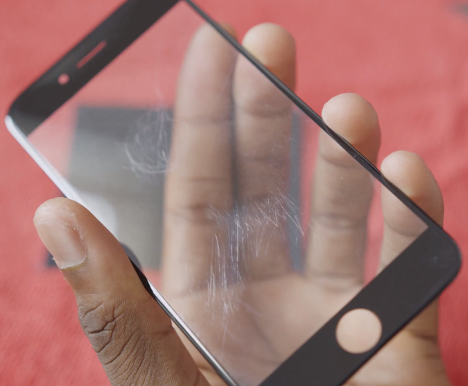 一塊最終被刮花的藍寶石玻璃，但最終 iPhone 6 沒有使用它。
