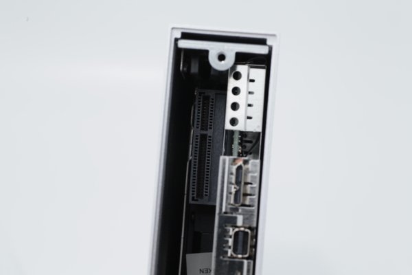 ▲機背開蓋後，抽出原有的電路板，再將 SSD 擴充卡插入這個卡槽，就可以擴充容量。