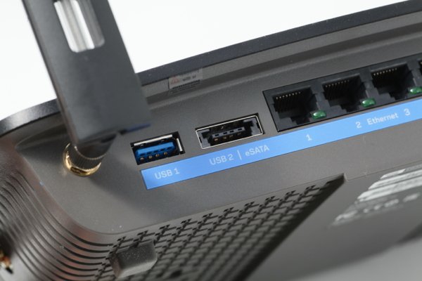 ▲eSATA 兼容 USB 2.0，另有一個USB 3.0。