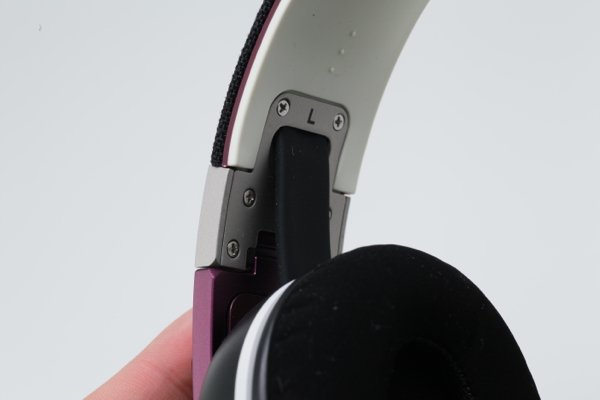 ▲連接的耳機線會隨耳罩調校而自動伸縮。