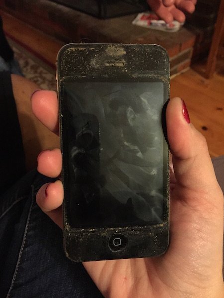iphone-with-dust