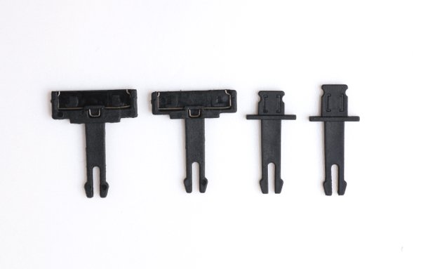 ▲隨燈有4個支架選擇，兩個是舊制的 30-pin、兩個是 Lightning，長、短各一。較長的供有保護殼 iPhone 使用，短的是沒用保護殼用。
