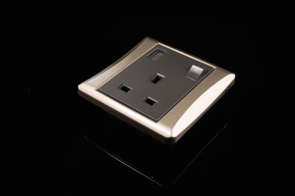 ▲插座上的開關掣，統一操控電源插座及 USB 充電插口。