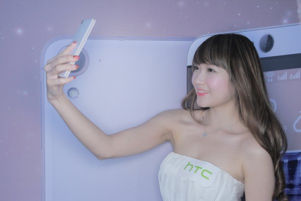▲現時多人用前置鏡頭拍攝，所以 HTC 著意提升前置鏡頭。