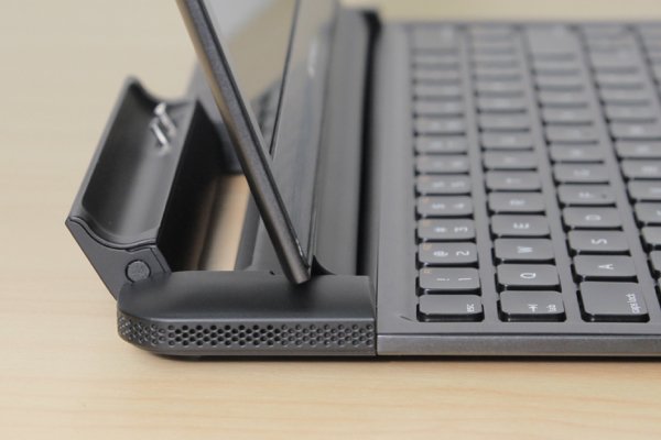 ▲Atirix 的 Laptop 設計是把手機安裝在屏幕背後插座。