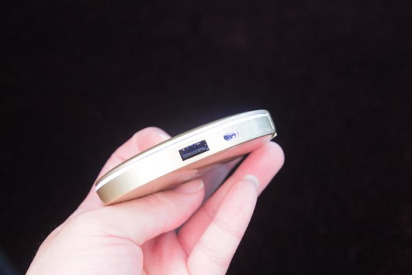▲鏡盒側有 USB 輸出及Micro-USB 充電插頭。