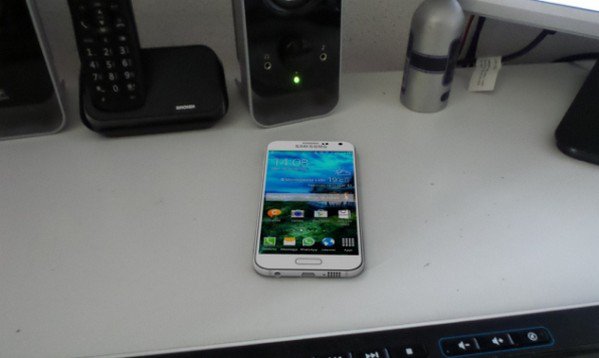 galaxy s6 is similar with iphone 6 plus 00