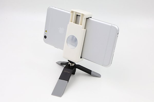 彈弓夾背部設有自拍鏡，即使使用後置相機也能自拍。