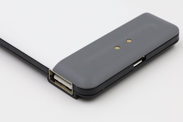 充電板支援一般 Micro USB 充電器，此外充電板亦設有一個 USB 充電埠，可為其他裝置充電。