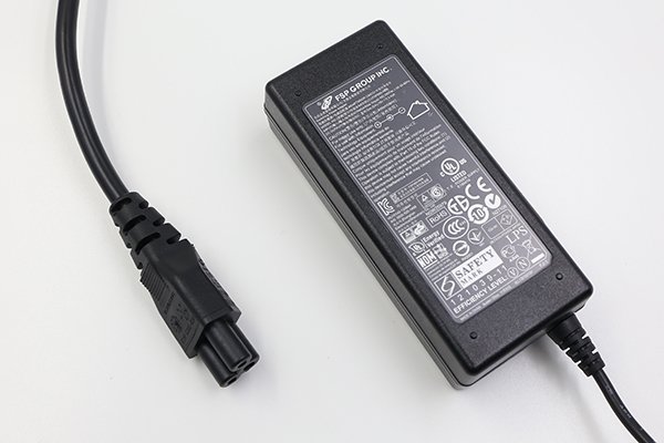 ▲ NUC 使用的電源變壓器可輸出 19V 3.42A 電力，而電線接口則採用「品」字形設計。