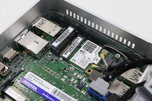 ▲ 備有半長及全長的 Mini-PCIe 槽各一，而隨機只附送一張無線網絡卡，Mini-PCIe SSD 需另購。