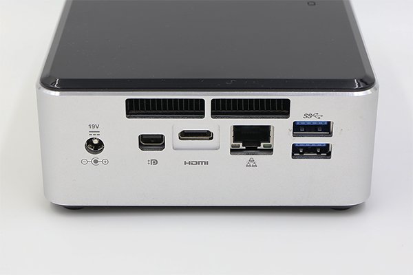 ▲ 背部設有散熱孔、電源插口、Mini DisplayPort、Mini HDMI 埠、RJ-45 網絡埠、2 個 USB 3.0 埠。