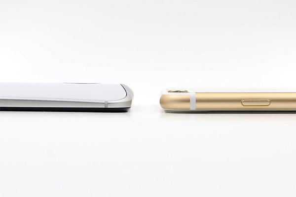 ▲ Nexus 6 的機身厚度達 1cm，因此比 iPhone 6 Plus 的 7.1mm 要厚上不少。