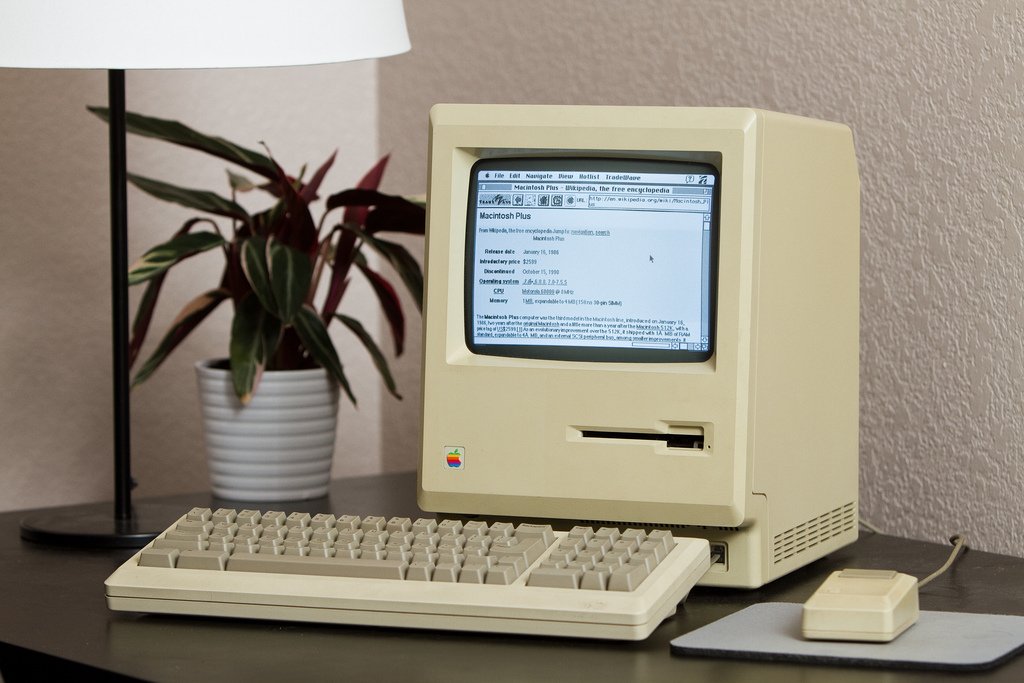 科技穿越古今！讓接近 30 年前的 Mac Plus 連上互聯網！