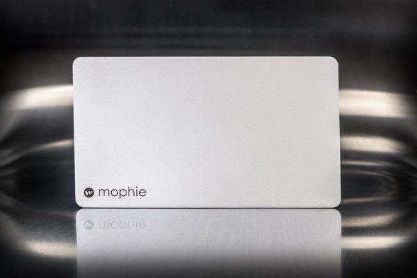 ▲Mophie Powerstation Plus大小大約和一個卡片盒相約。