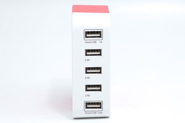 ▲以 5 個 USB 充電器而言，4 個 2.4A 輸出設計甚為罕見。