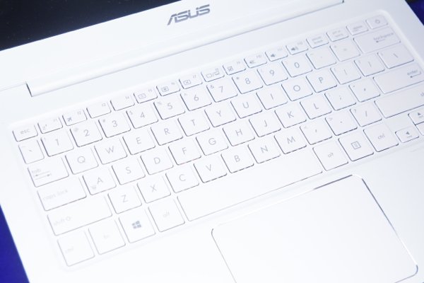 ▲收集了用家的意見，Asus 把鍵盤字鍵和機身統一用同一顏色。