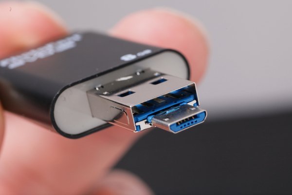 ▲ Micro-USB 藏在 USB 插口內。