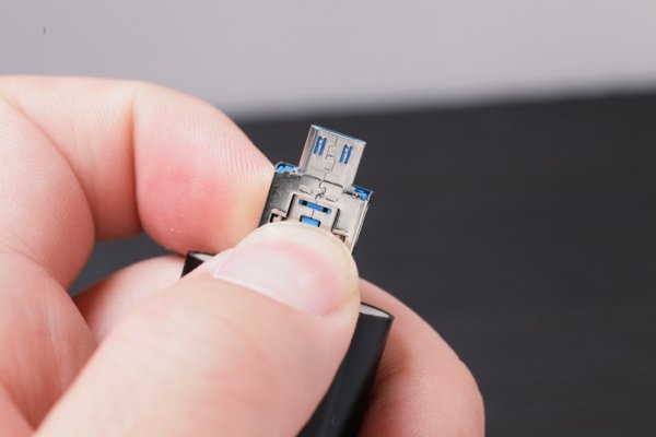 ▲即使小筆留了指甲，要把Micro-USB 推出也不容易。
