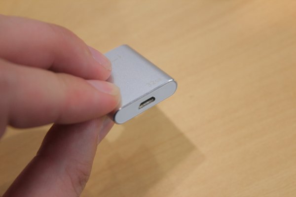 ▲將 USB 改成 Micro-USB 插口令尺寸變小。