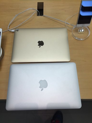 上 12 英吋 MacBook ，下 11英吋 MacBook Air 