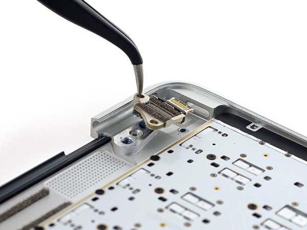 the-new-macboaok-teardown-by-ifixit_09
