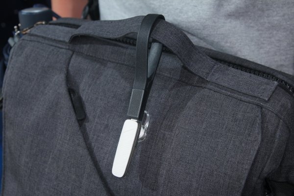 ▲磁石扣充電線可以扣在孭袋上，耳機不用時可以插在扣上。