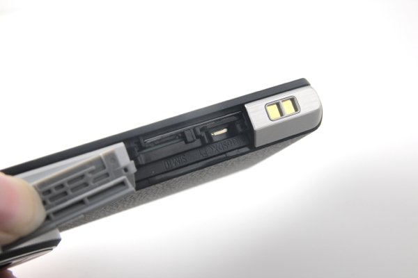 ▲CM 1有 Micro-SD 卡槽，在相機設定中更改儲存位置到 Micro-SD 就方便把所有相片儲到電腦。
